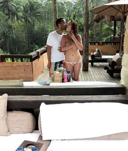 Corpo no pós-parto: Chrissy Teigen mostra estrias nas redes sociais