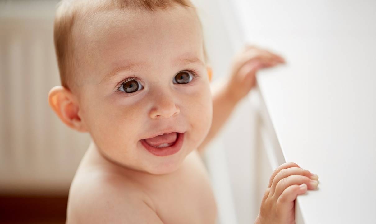 Beijar o rosto e as mãos de bebês pode ser perigoso! Veja os motivos