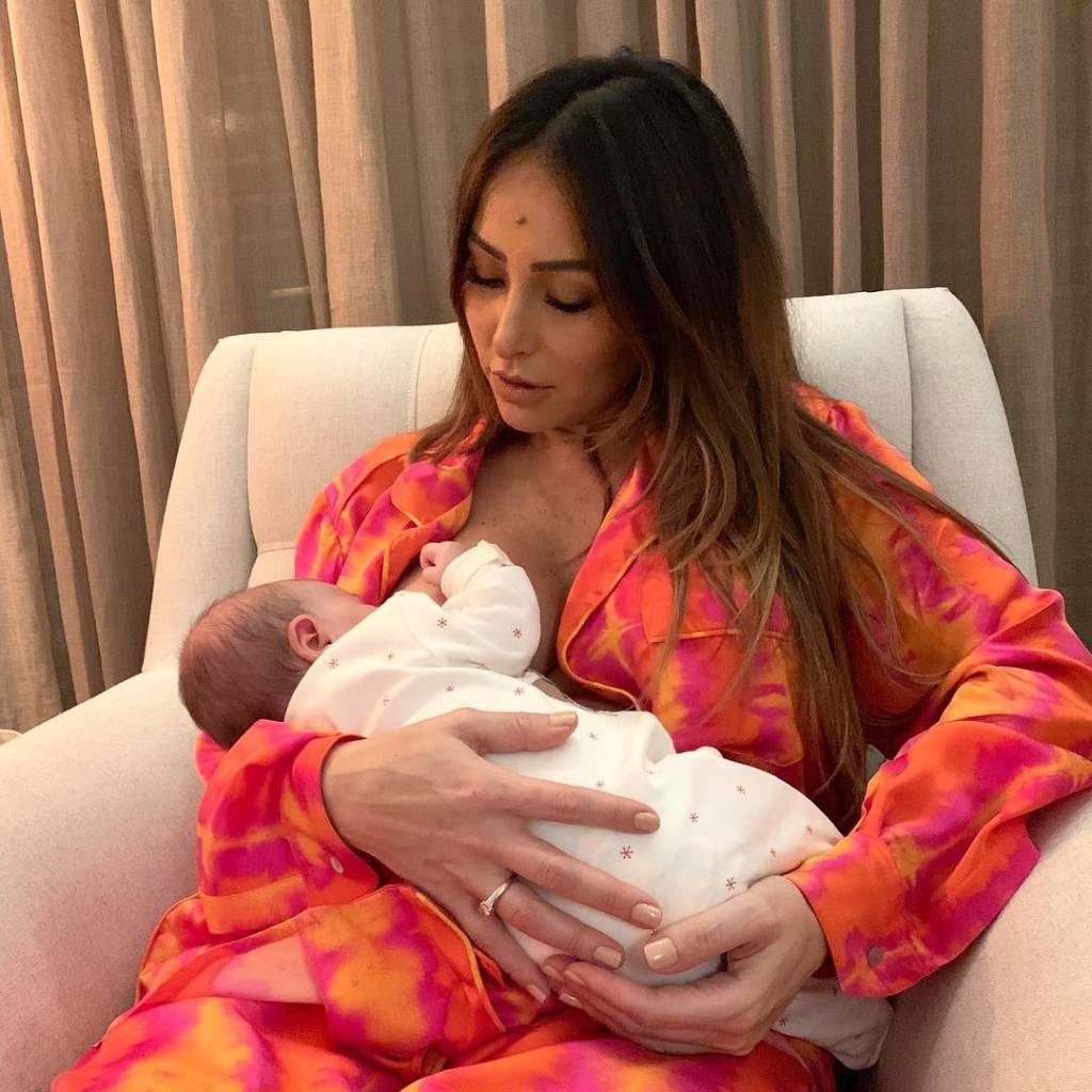 Sabrina Sato faz relato tocante sobre amamentação e revela que doará leite