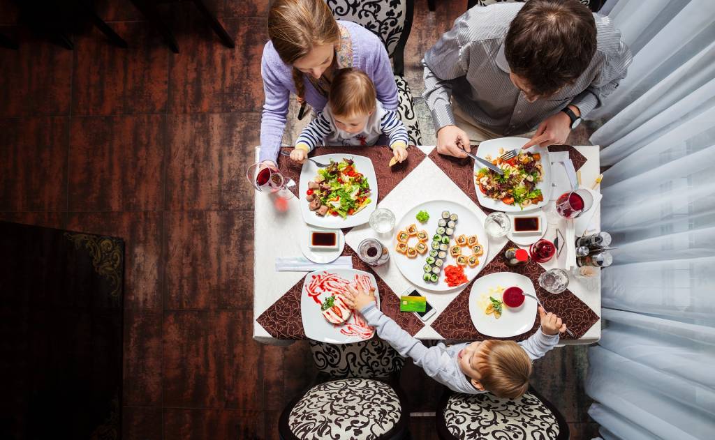 família jantando no restaurante família jantando no restaurante