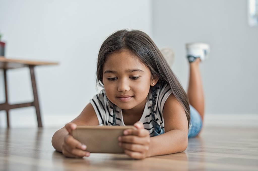 Saiba qual a hora certa para dar um celular ao seu filho