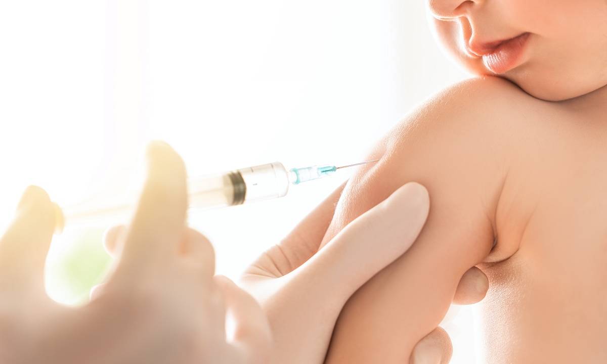 Protegendo bebês menores de 6 meses: Importância da vacinação