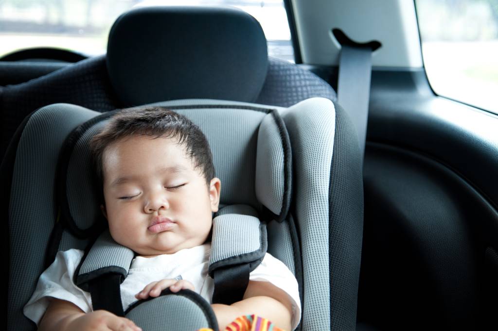 bebê em cadeirinha no carro no trânsito