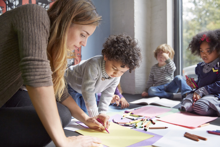 crianças brincando em creche pré-escola Conscientização e apoio transformam vidas no autismo!