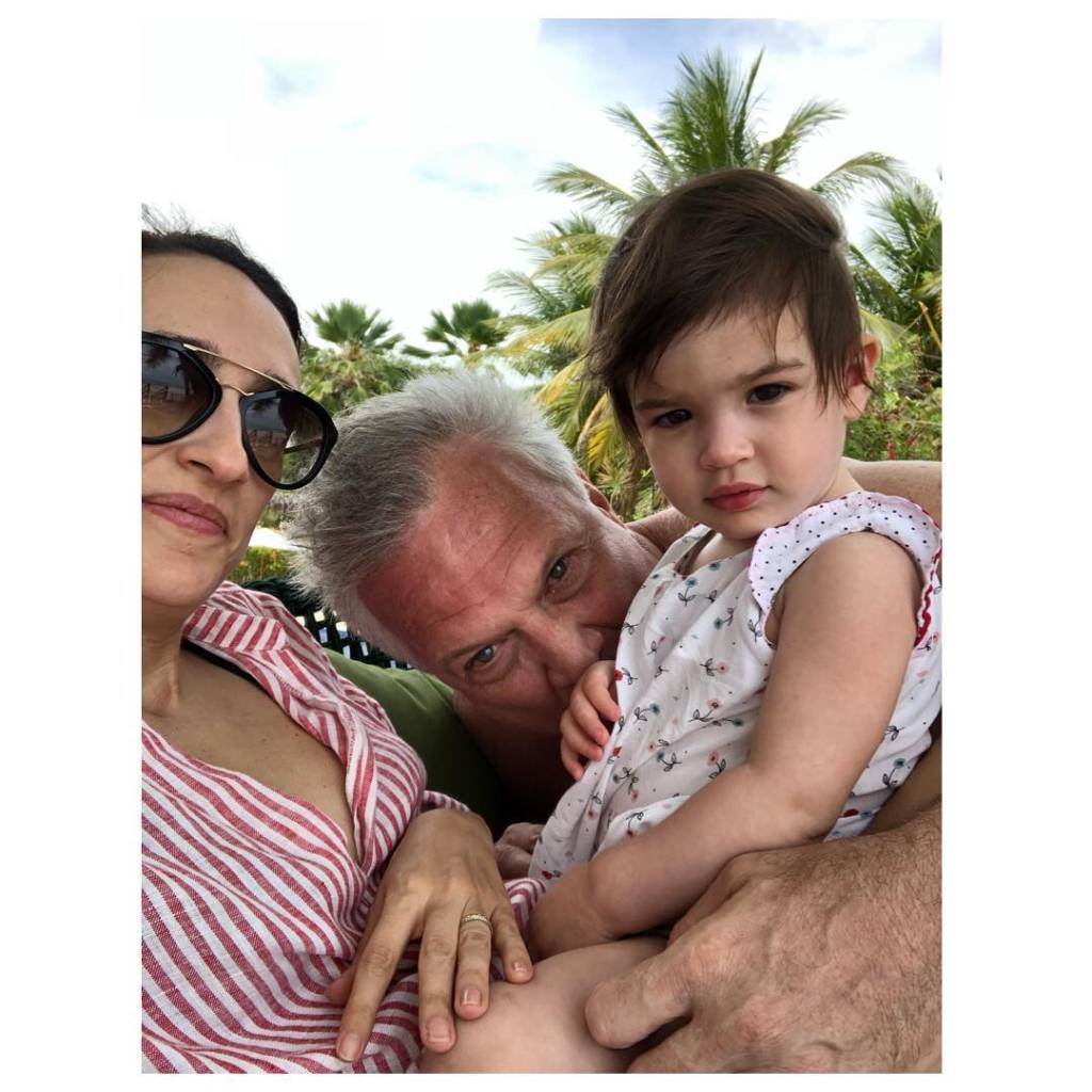 Filha de Pedro Bial contrai catapora mesmo vacinada e mãe dela faz apelo