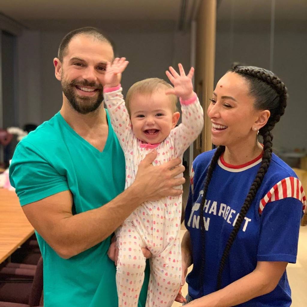 Vai, Zoe! Filha de Sabrina Sato e Duda Nagle fica em pé pela primeira vez