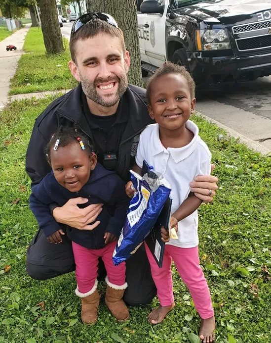 Policial surpreende ao presentear mãe com cadeirinhas de carro