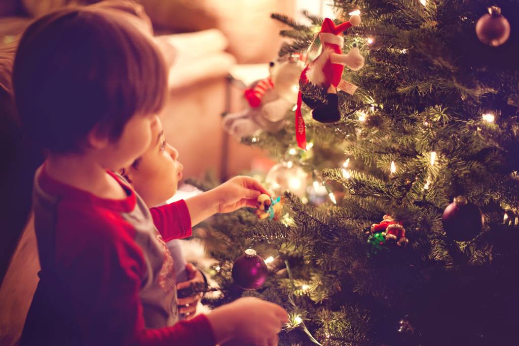 8 formas de incluir os filhos nos preparativos de Natal
