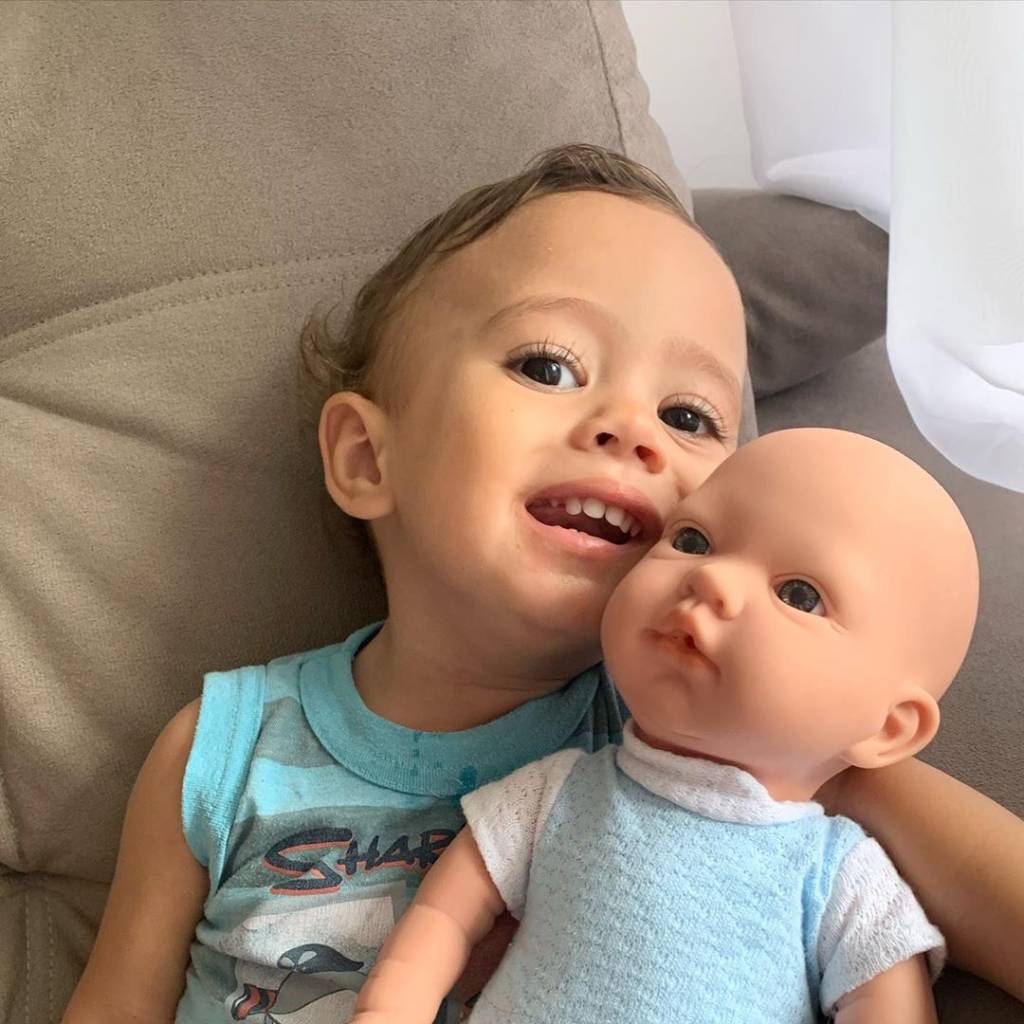 Mãe relata como filho ter uma boneca ajudou no desenvolvimento dele