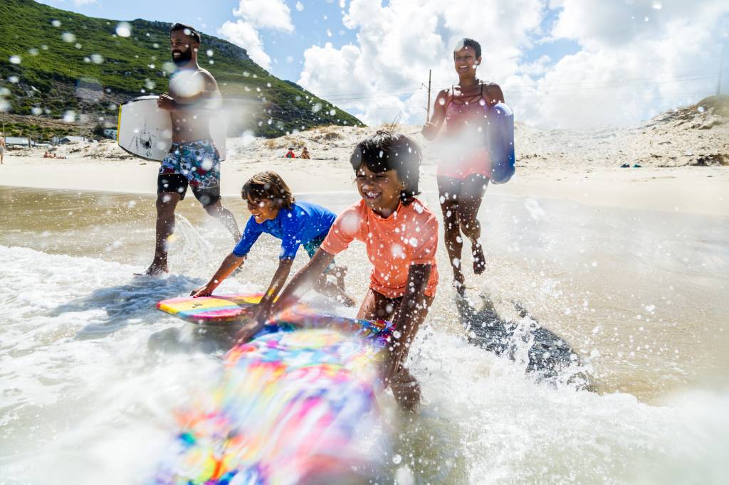 Família correndo na praia