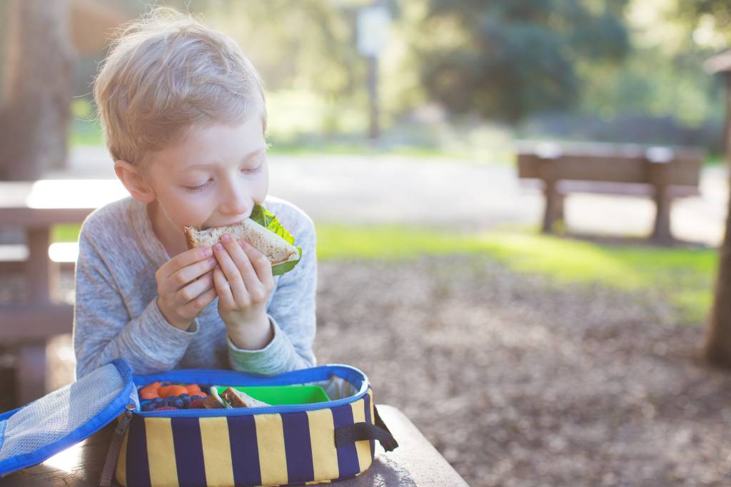 Criança-comendo-lanche-saudável Sáude dos seus filhos: 5 Dicas práticas para uma lancheira saudável!