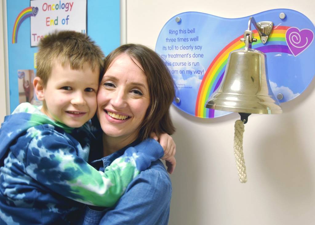 Mãe e filho vencem o câncer juntos 4 anos depois de serem diagnosticados