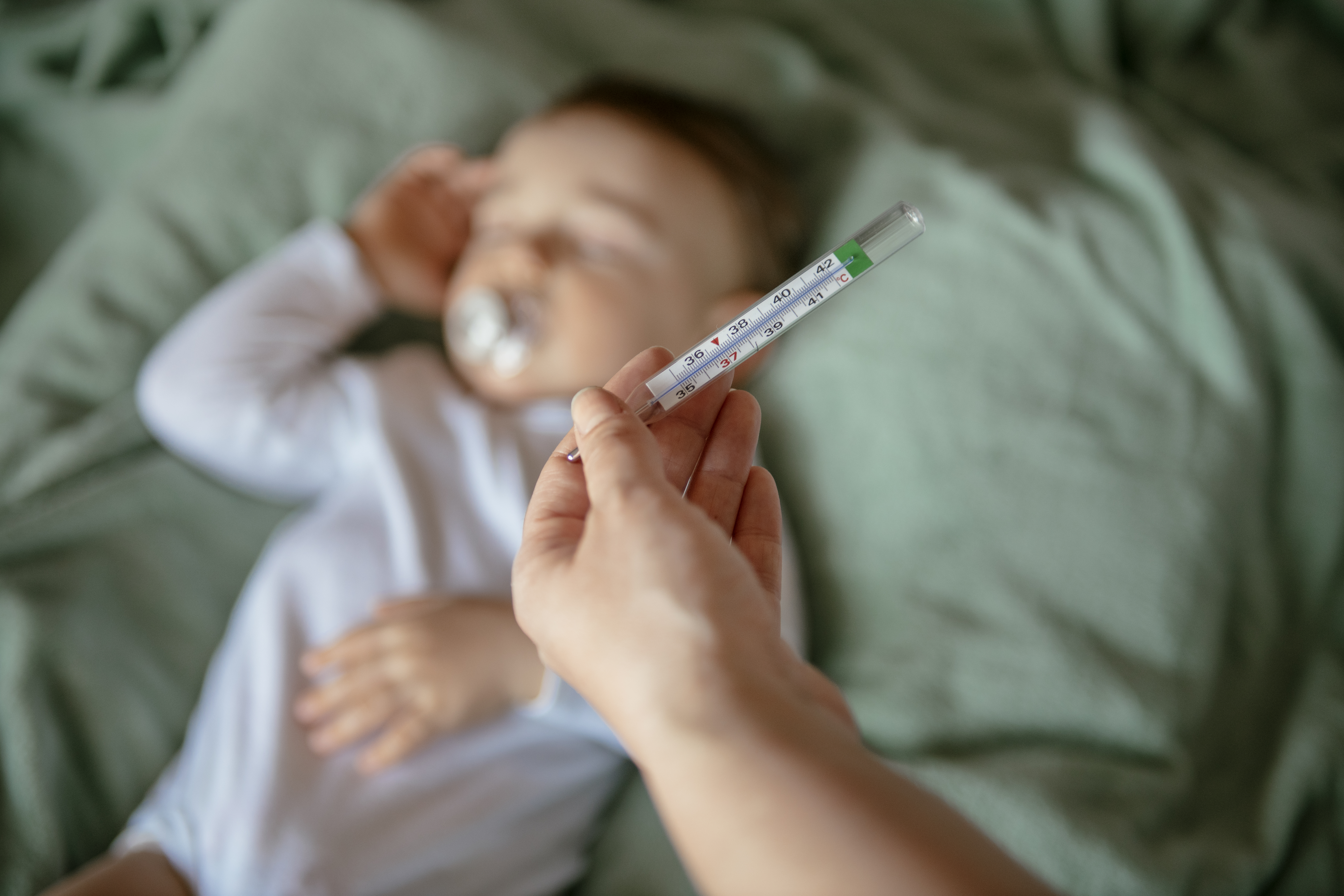 Saiba tudo sobre febre em bebês e crianças e como gerenciá-la!