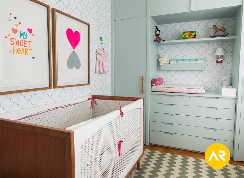 Trocador não cabe no quarto do bebê? Veja como montá-lo dentro do armário