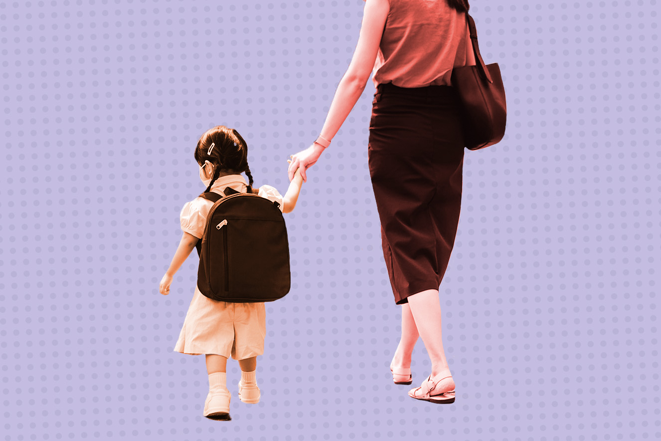 Criança-sendo-levada-pela-mãe-para-escola