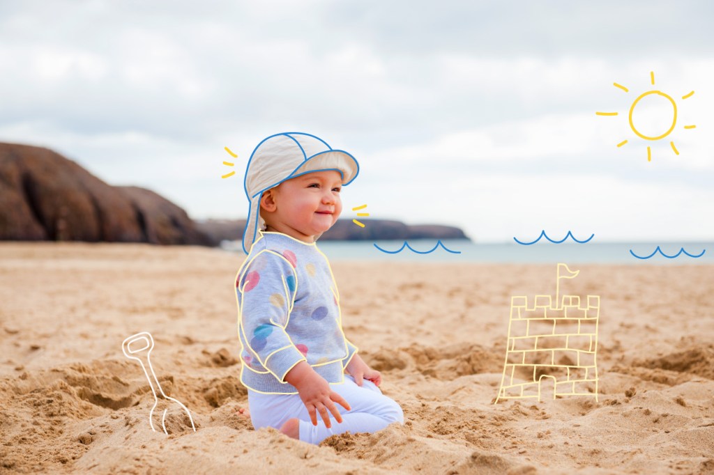 criança brincando na areia da praia