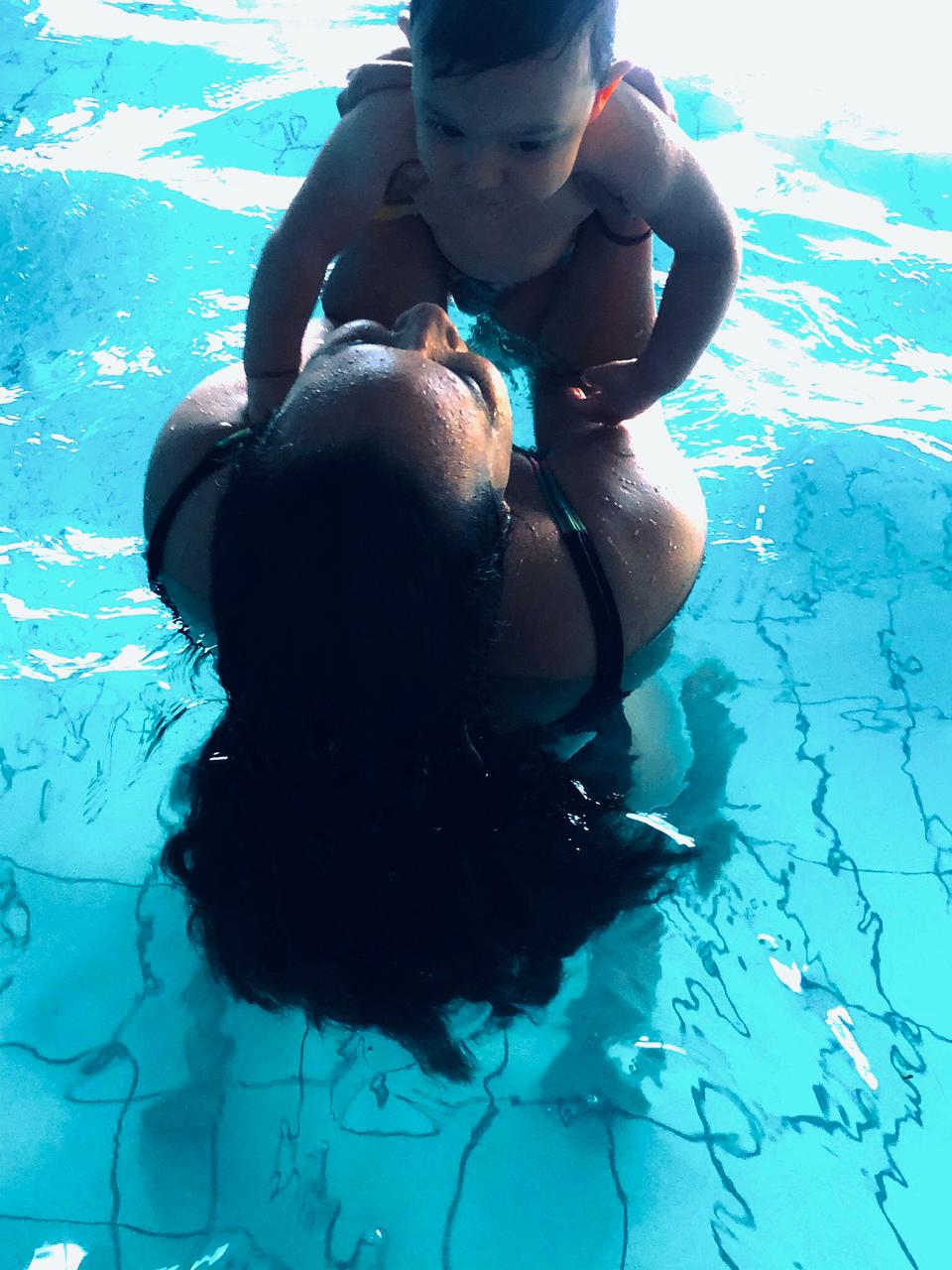 mãe e bebê na piscina