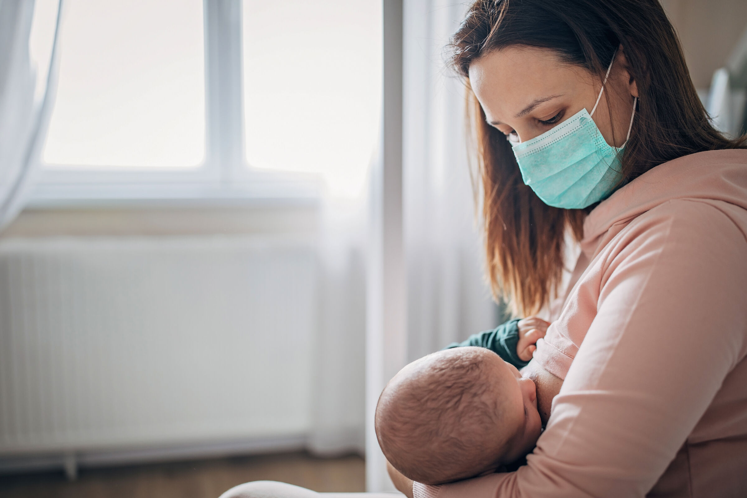 Mãe-amamentando-seu-filho-de-mascara-em-tempos-de-pandemia-de-coronavirus