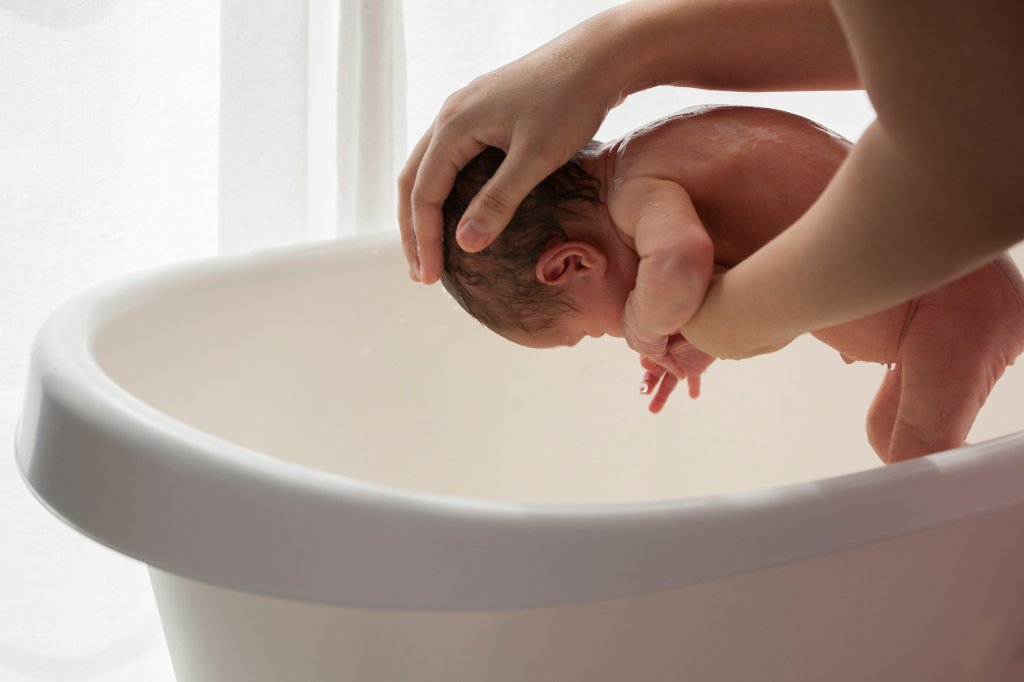 Posição-que-o-recém-nascido-deve-tomar-banho