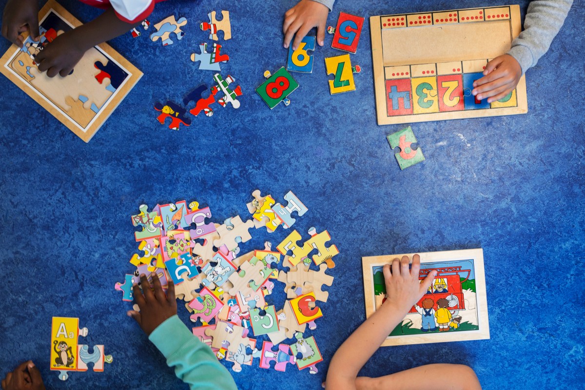 Escola de Educação Infantil Lápis de Cor - 🧩Montar um quebra-cabeça não é  apenas um jogo simples ou entretenimento, mas é acompanhado por um processo  de pensamento, concentração e resiliência. . Além