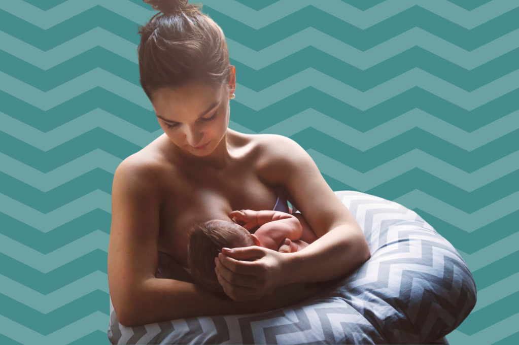 Mãe com bebê em almofada de amamentação