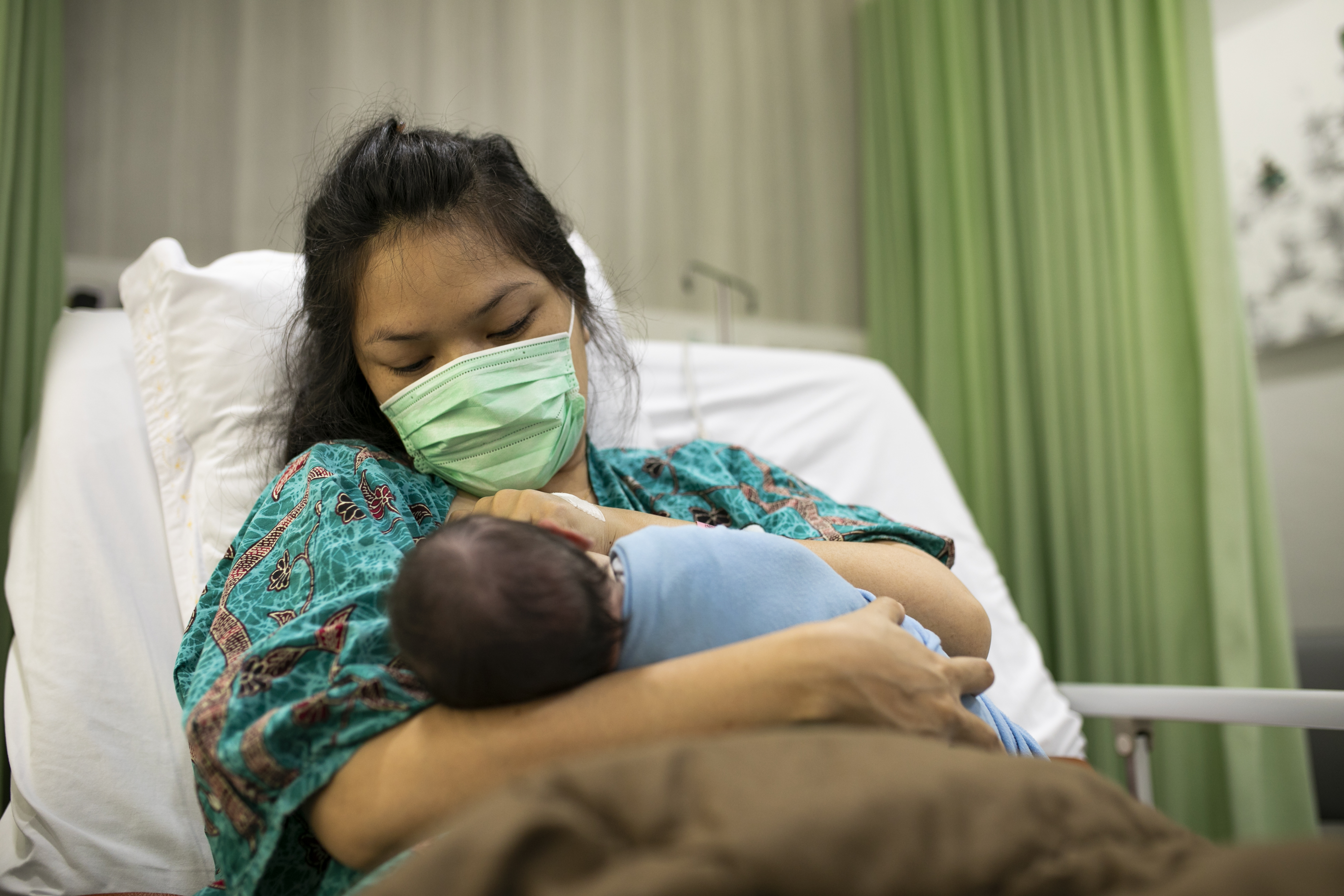 Mãe-segurando-recém-nascido-no-colo-no-hospital-durante-a-pandemia-do-covid19
