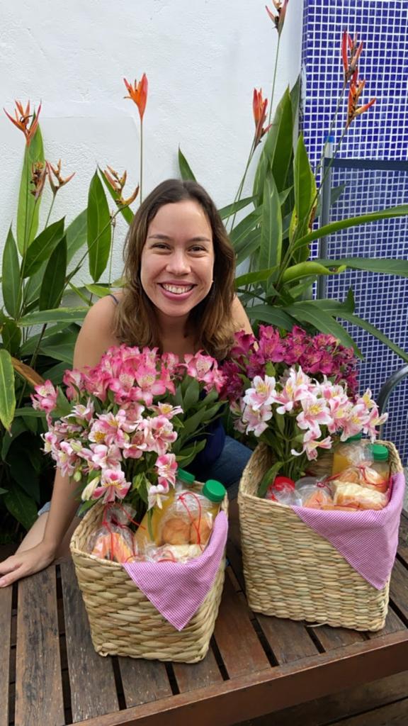 Mulher com cesta de buquê de flores