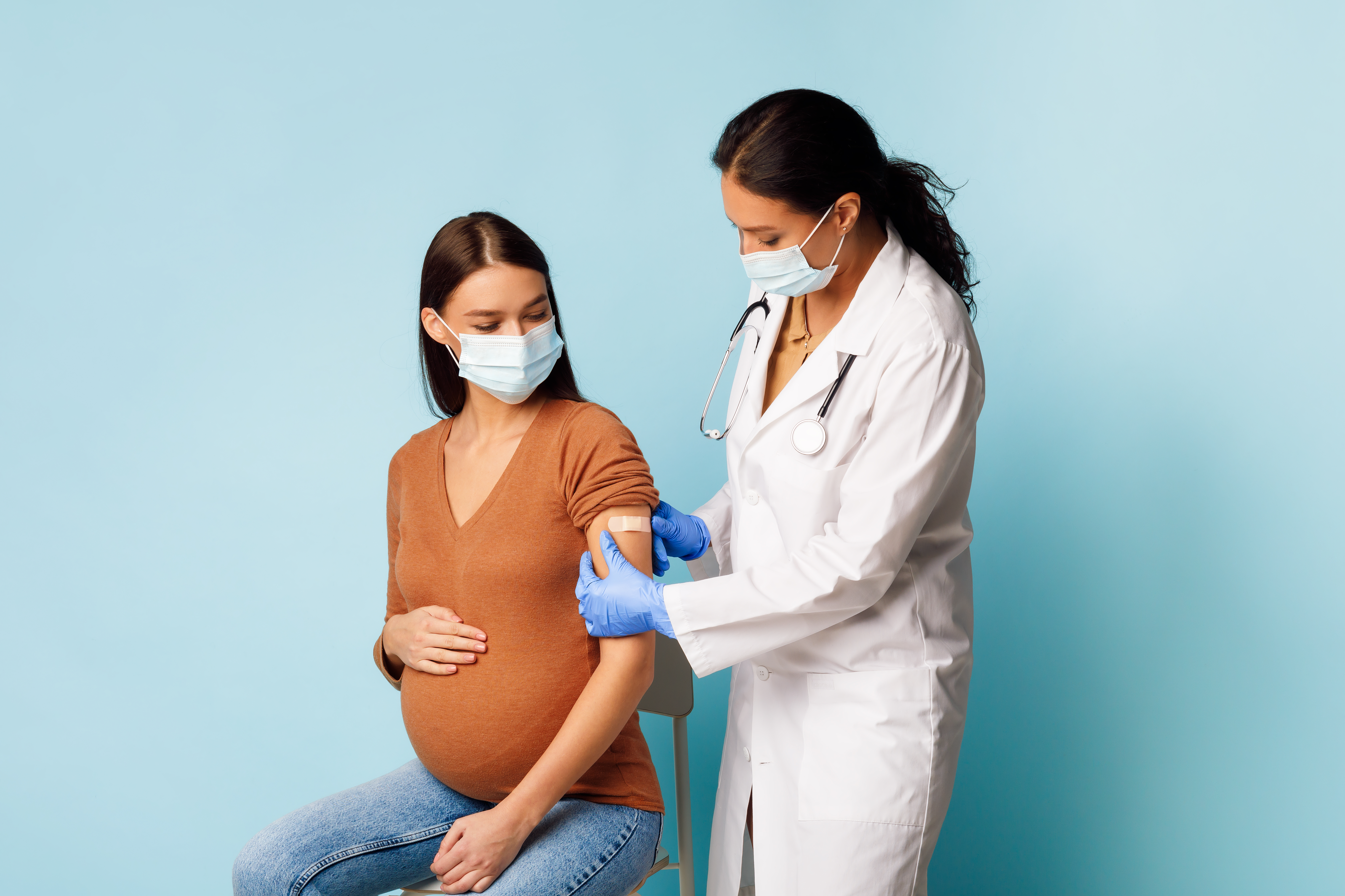 Mulher-grávida-recebendo-vacina