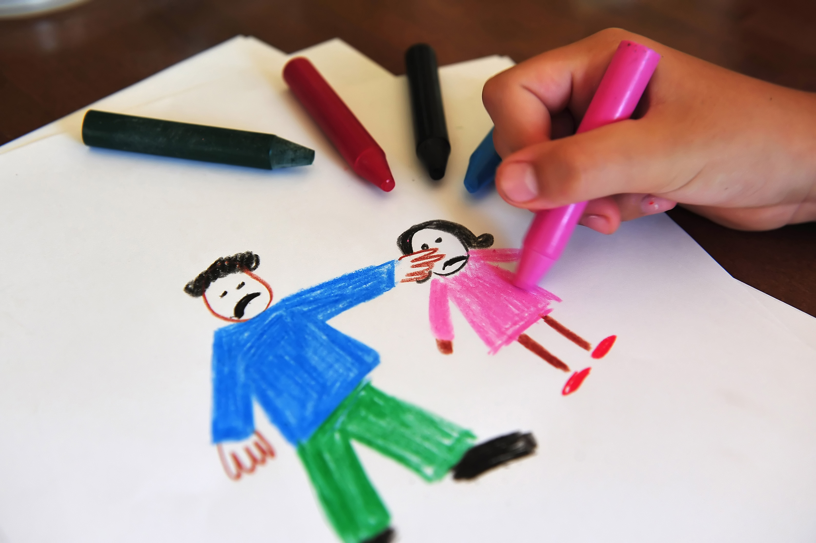 Criança-desenhando-um-pai-brigando-com-a-filha