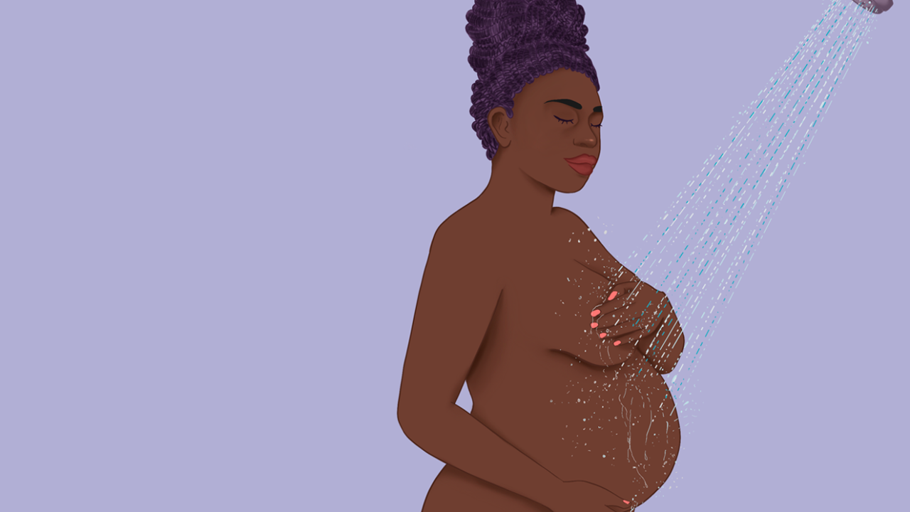Mulher-grávida-sentindo-a-água-bater-na-barriga