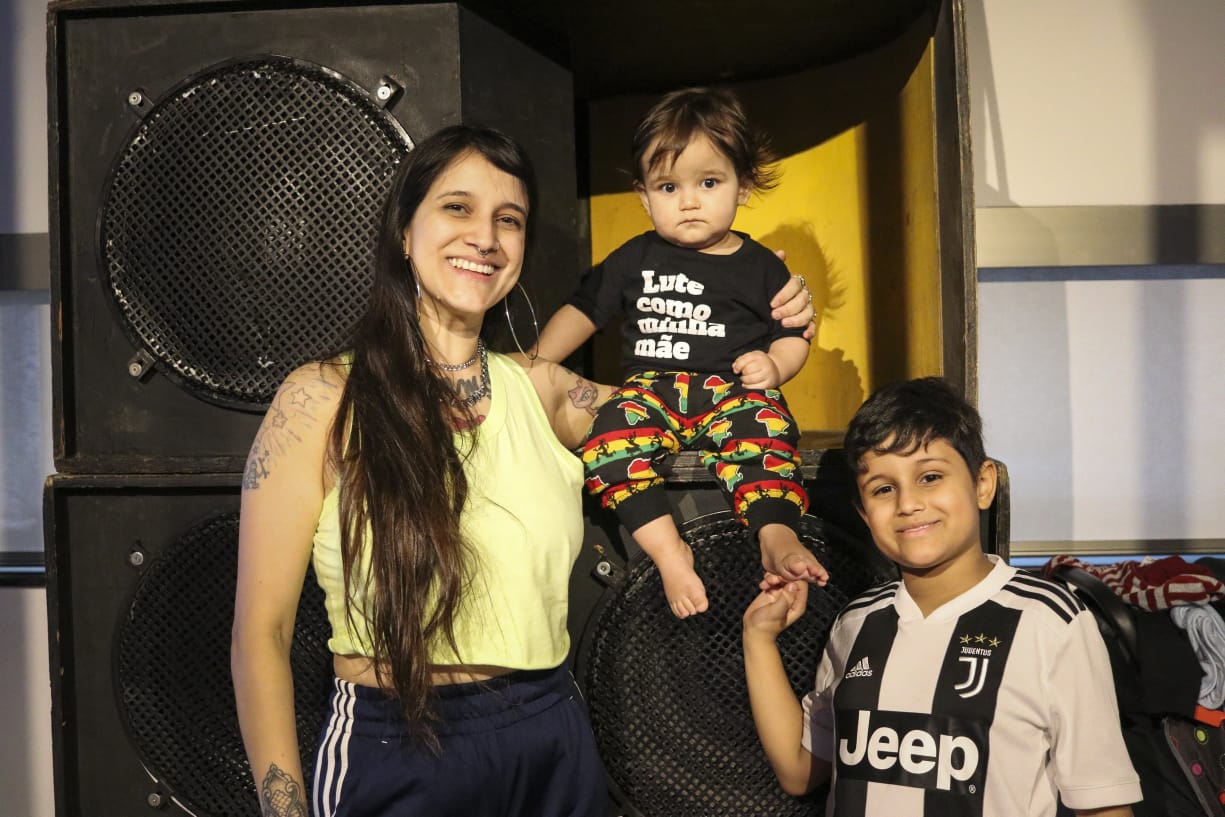 Renata Aguiar Fernandes e os filhos, Davi e Benjamin