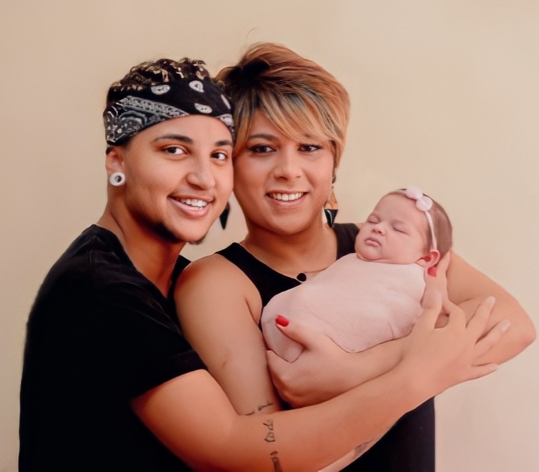 Este casal trans realizou o sonho de sua vida: ter uma família