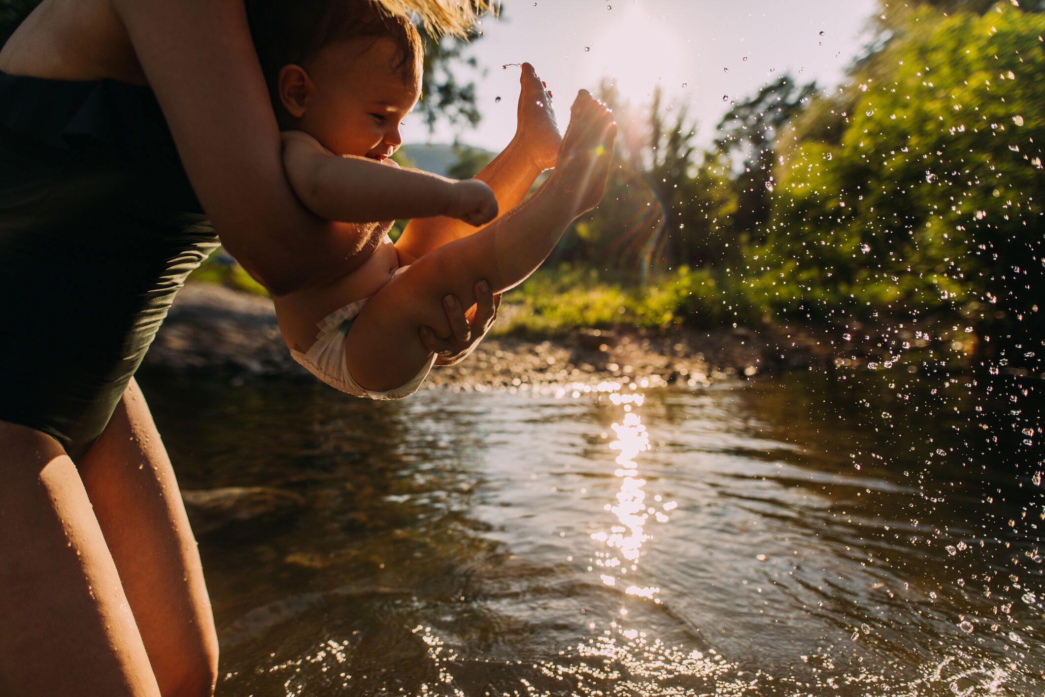 Mãe com bebê num rio
