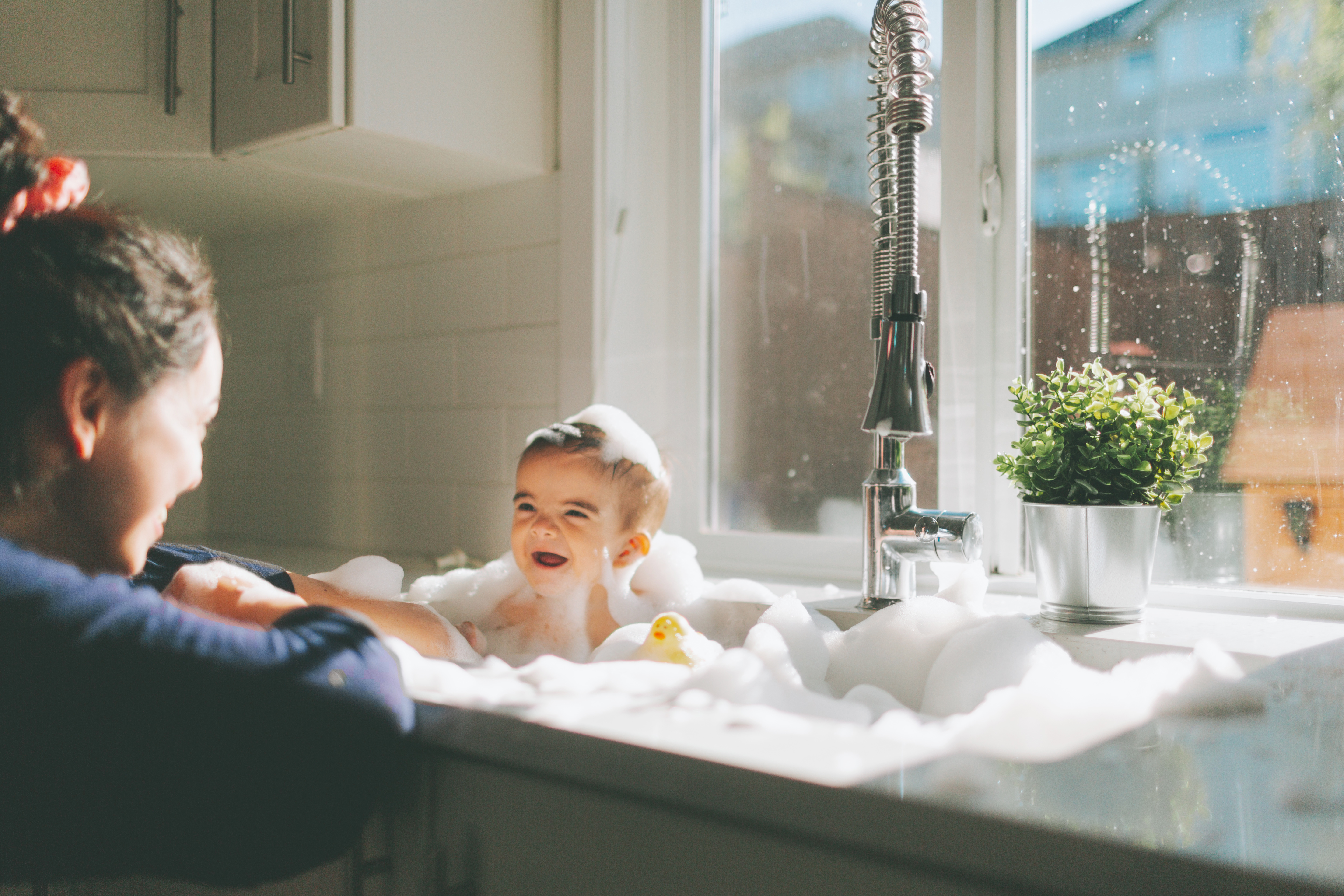 Bebê-sorrindo-ao-tomar-banho