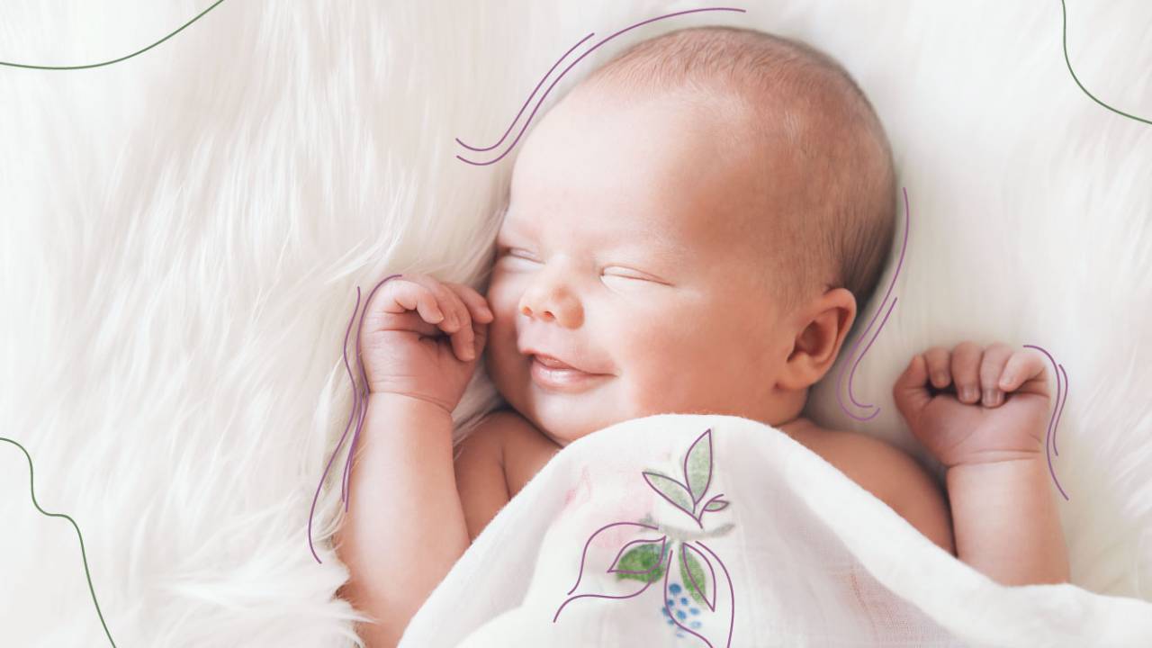 Bebê de olhos fechados com contornos de flor