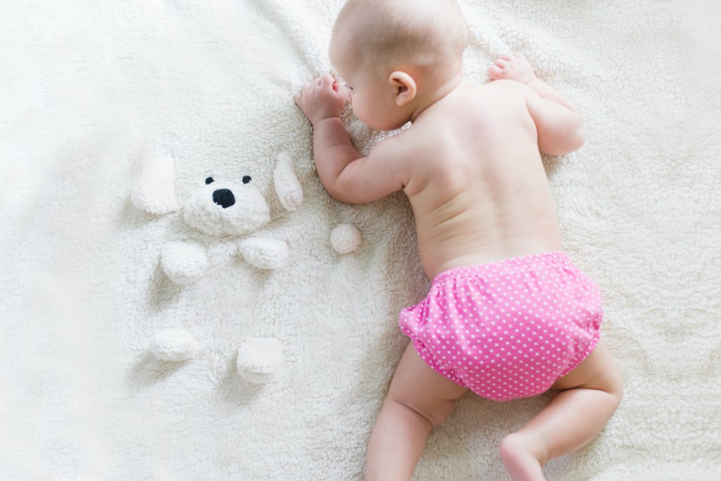 Bebê-usando-fralda-descartável