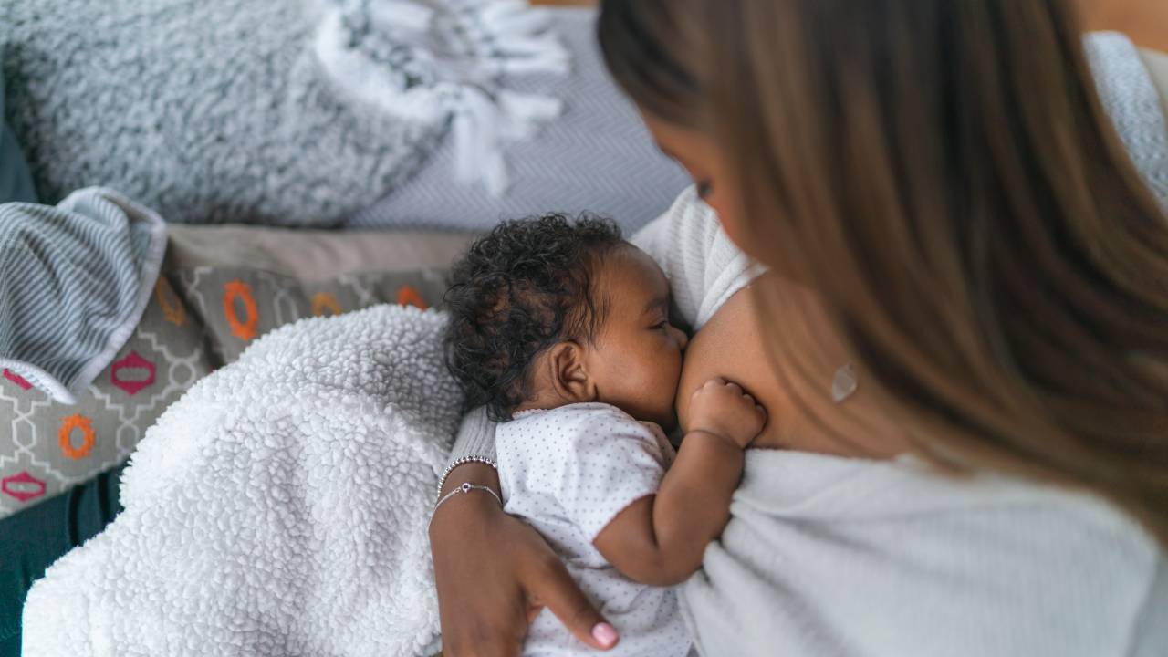 Mãe-amamentando-seu-bebê