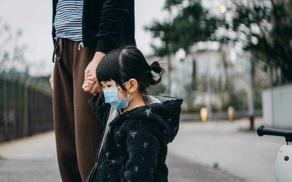 Mãe-atravessando-a-rua-com-a-filha-usando-mascara