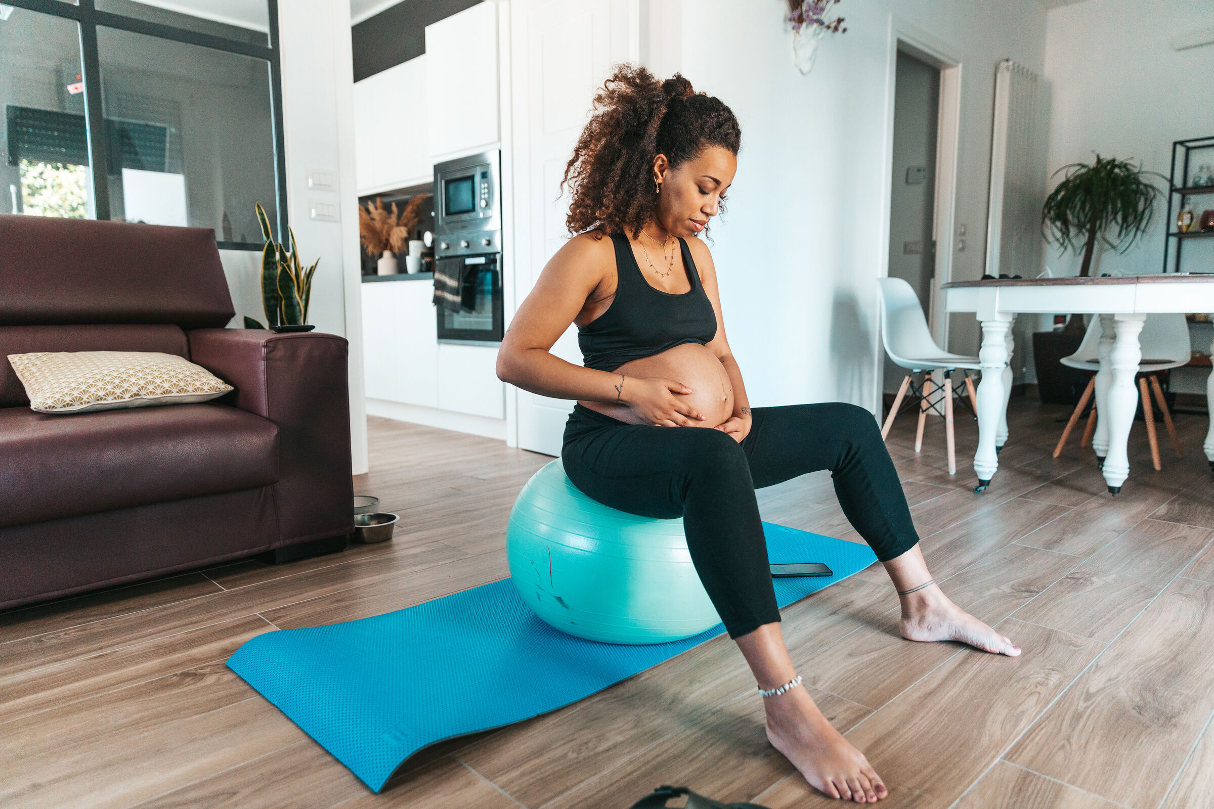 Mulher-grávida-sentada-na-bola-de-pilates-fazendo-exercicio