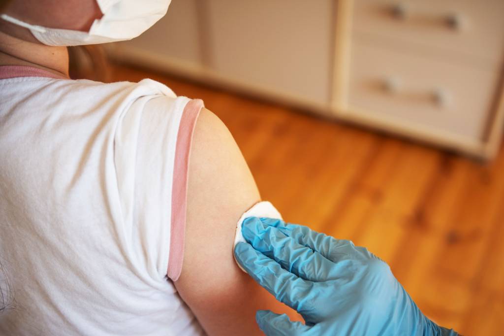 Criança-recebendo-vacina