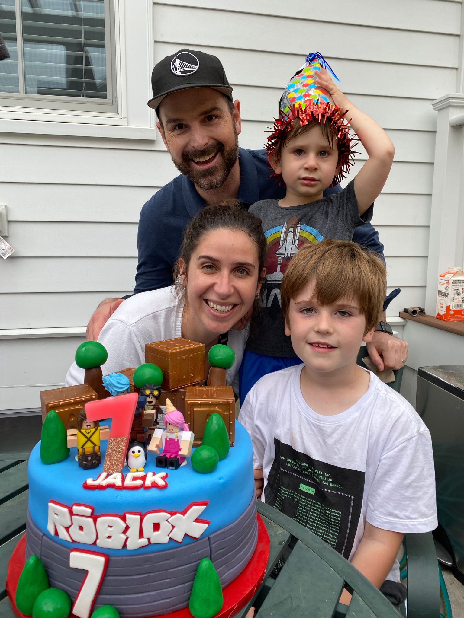 Gabrielle Oliveira com o marido e os filhos