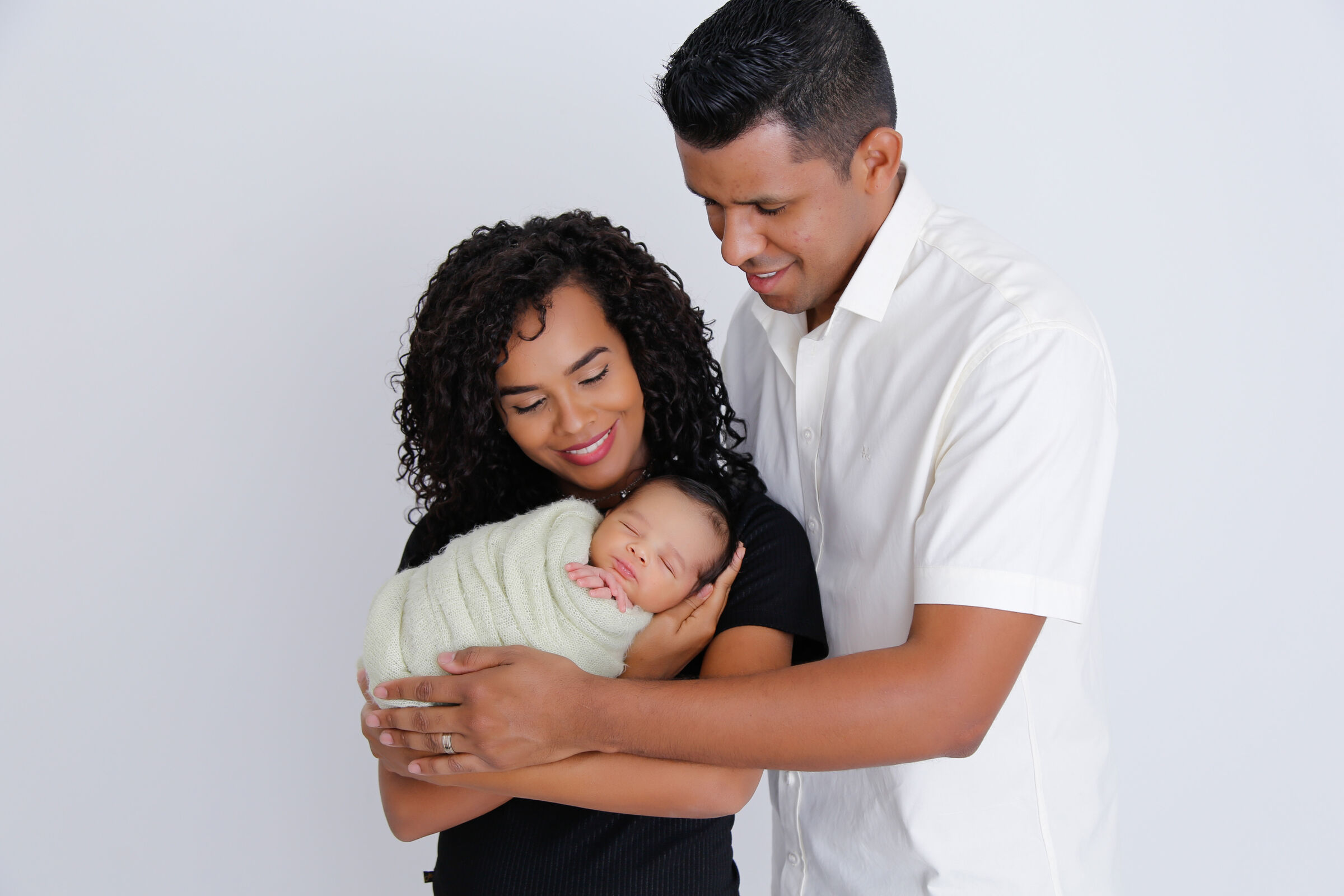 Marcos-Davis-e-Debora-com-o-filho-Noah-em-ensaio-newborn