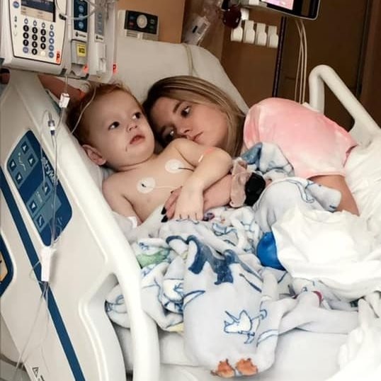 Alyssa Nichols com o filho Emmet em um hospital no texas