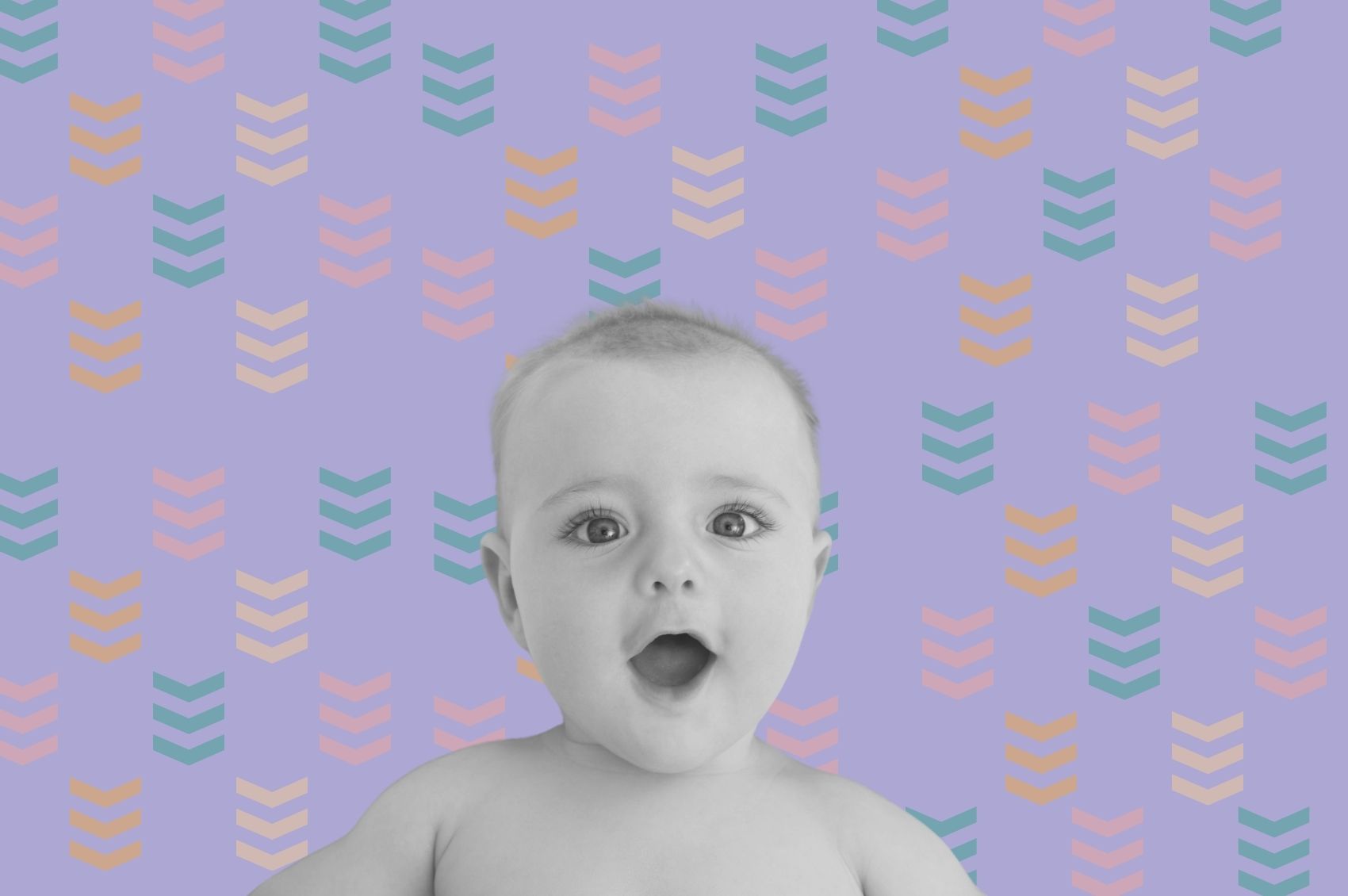 Bebê em preto e branco sob fundo de setas coloridas