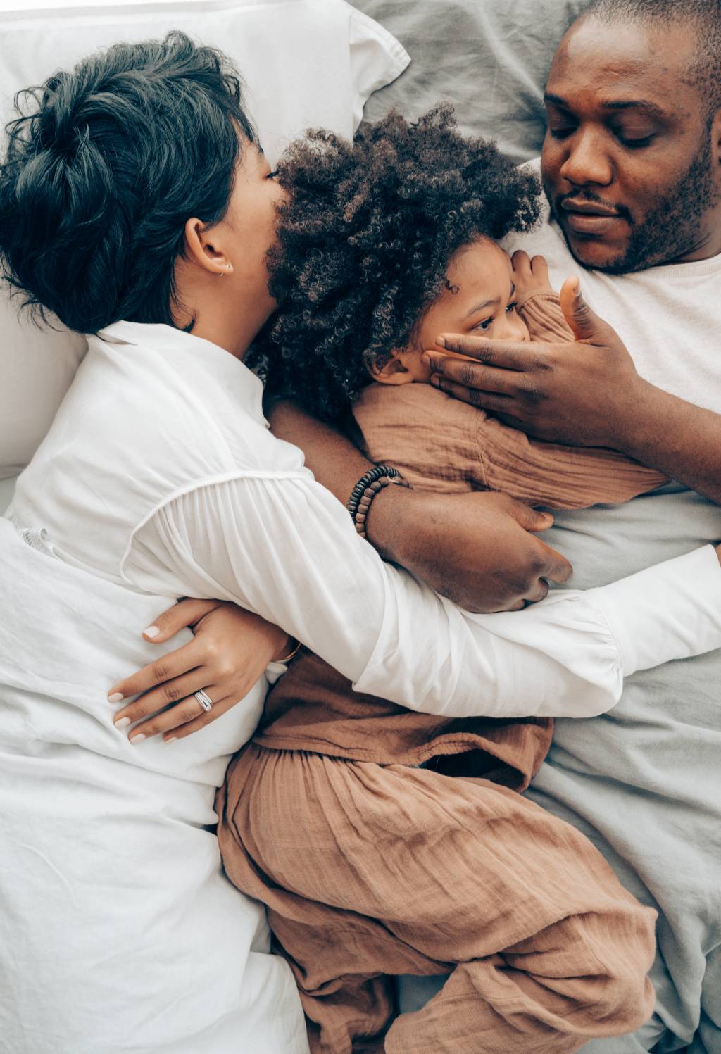 familia-abraçando Pai e mãe abraçando criança