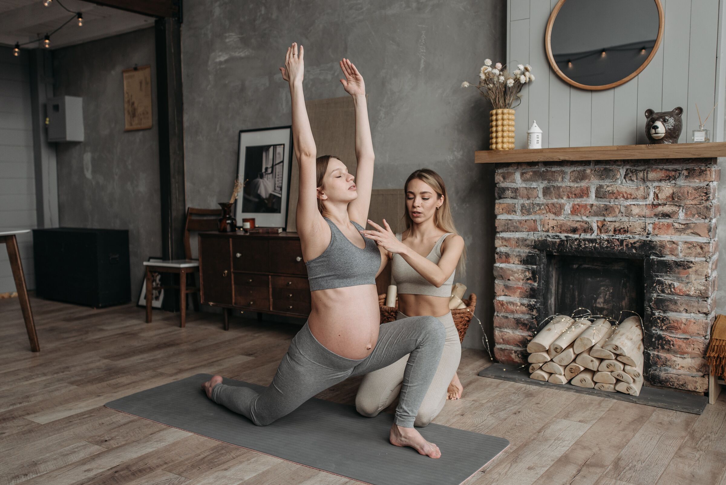 Grávida praticando ioga com outra mulher