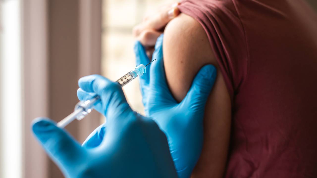 Adolescente-recebendo-vacina