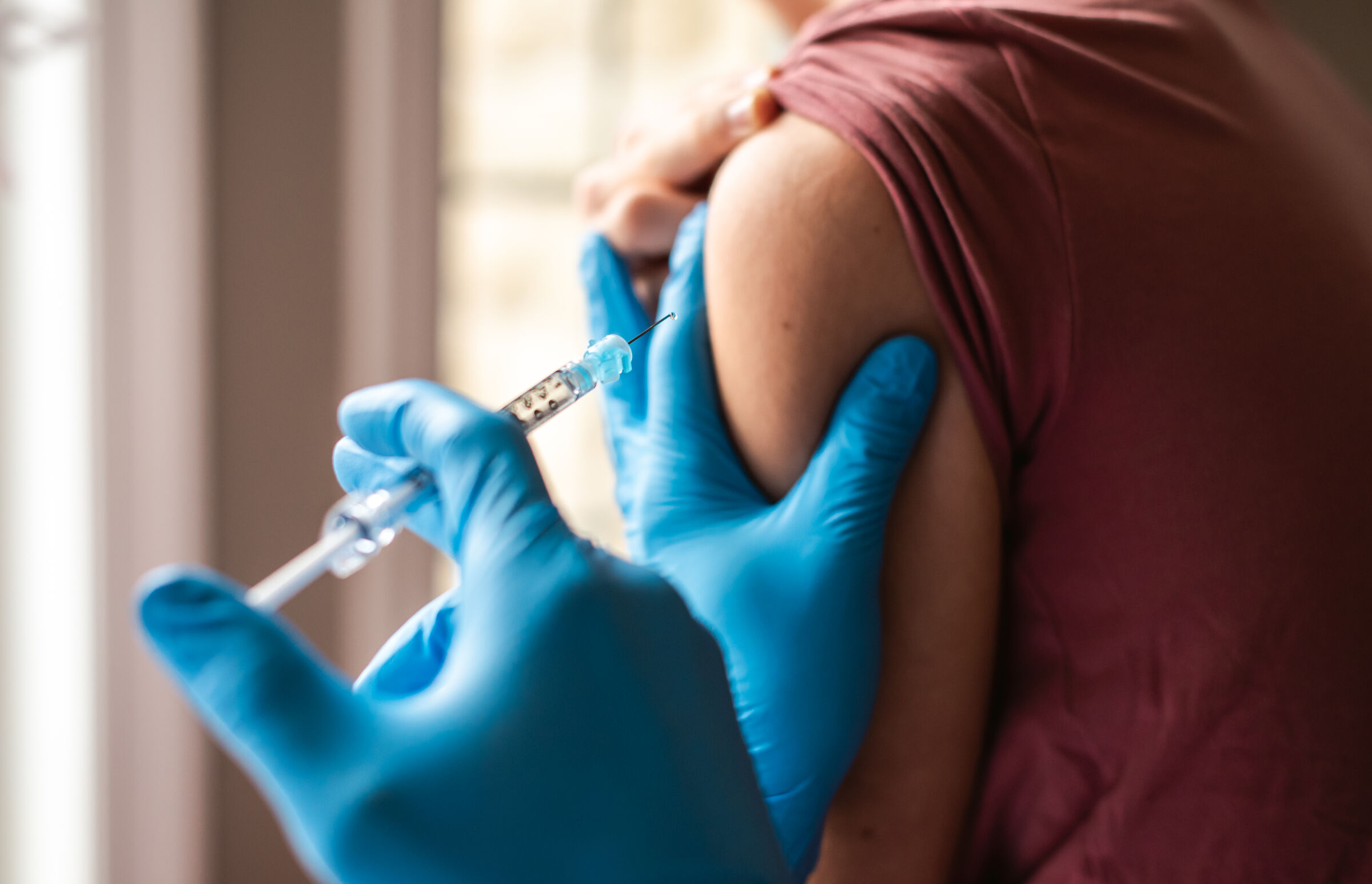 Adolescente-recebendo-vacina