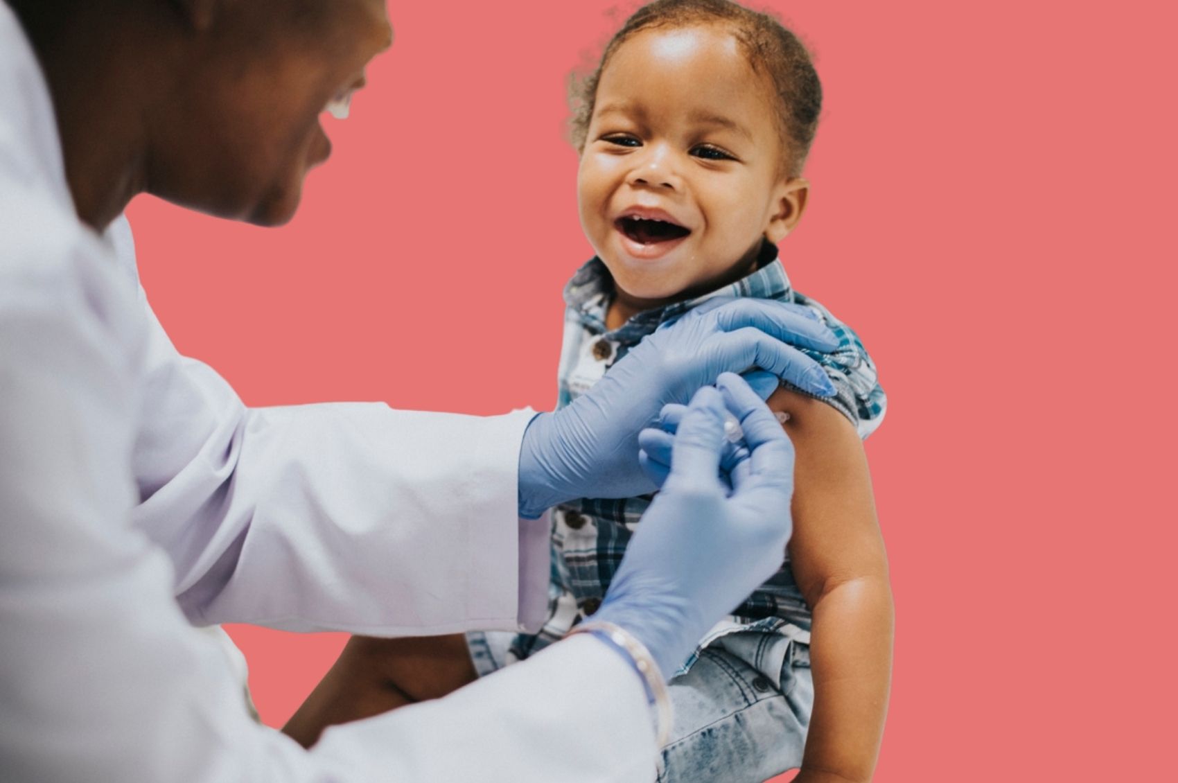 Criança sorrindo sendo vacinada