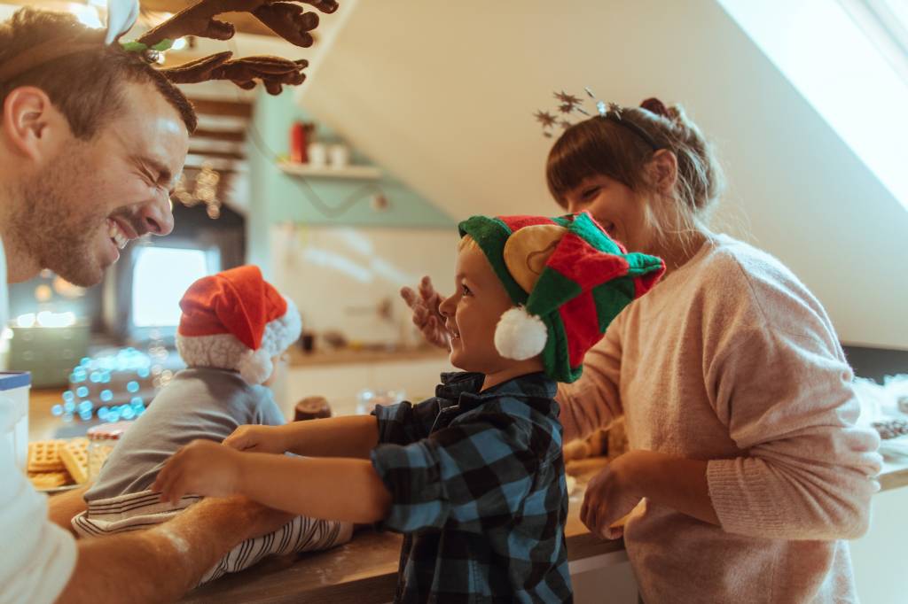 9 brincadeiras divertidas para fazer com toda a família na noite de Natal